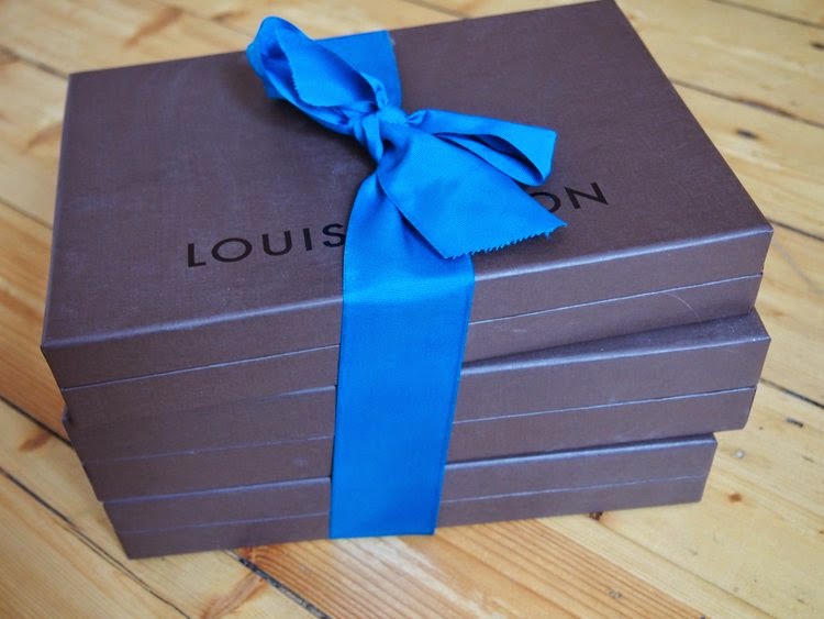 Myydään 2 Louis Vuitton Monogram Denim Shawlia! – Iines Aaltonen